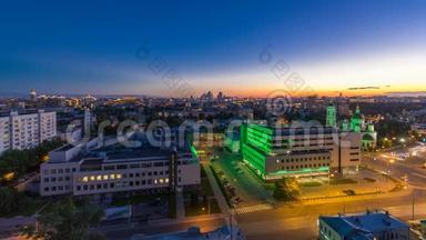 从屋顶看莫斯科白天到夜晚的空中全景。 摩天大楼、克里姆林宫大厦和教堂、斯大林大厦